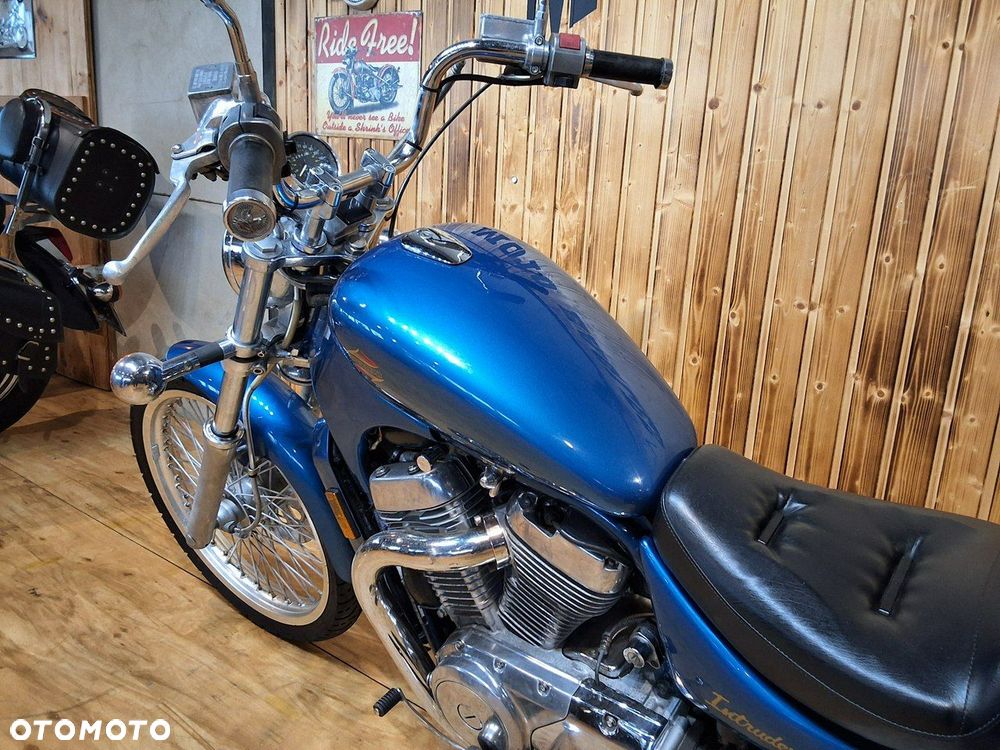 Suzuki Intruder - 3