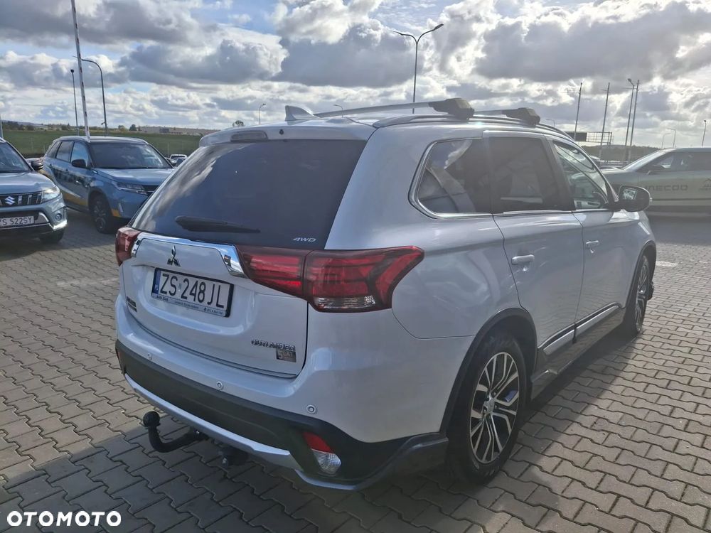 Mitsubishi Outlander 2.0 Instyle Navi 4WD CVT - 3