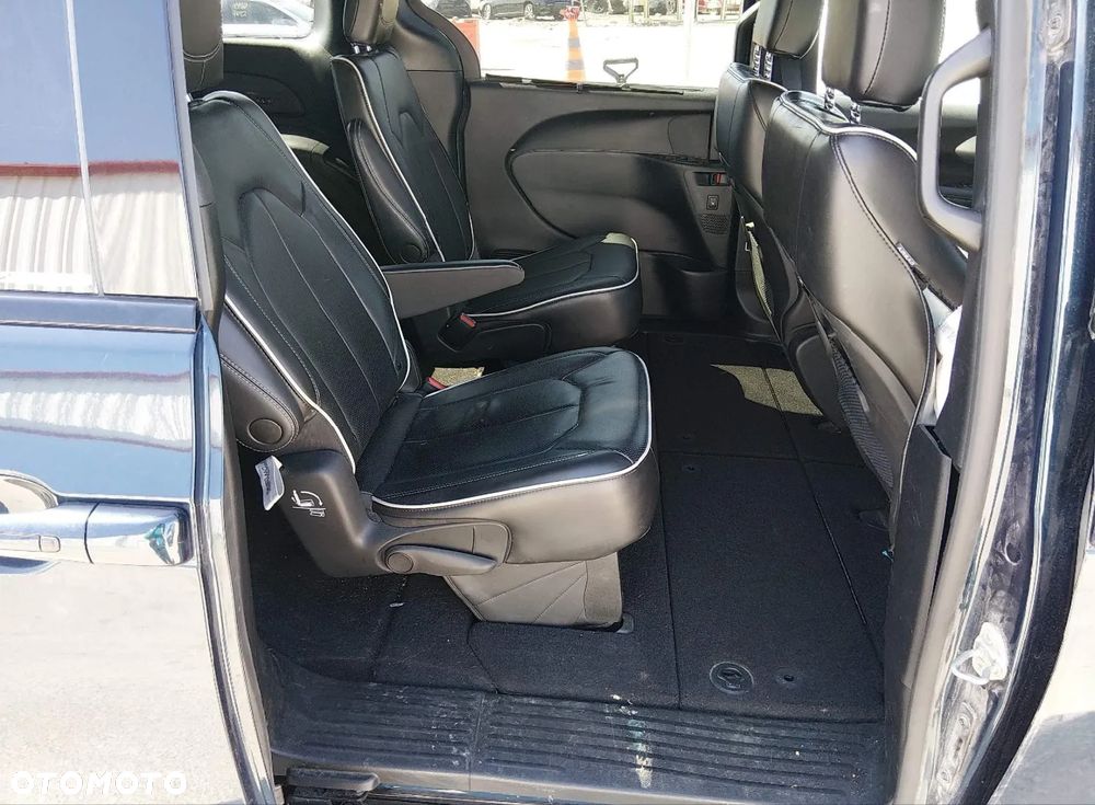 Chrysler Pacifica - 11