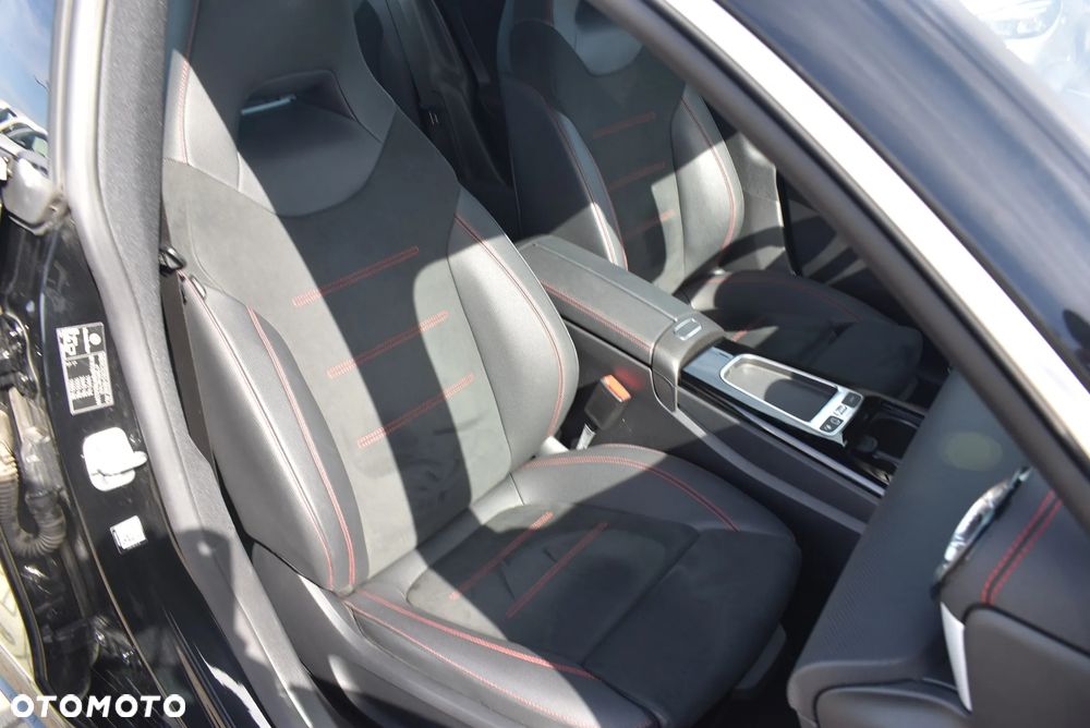 Mercedes-Benz CLA 200 7G-DCT - 17