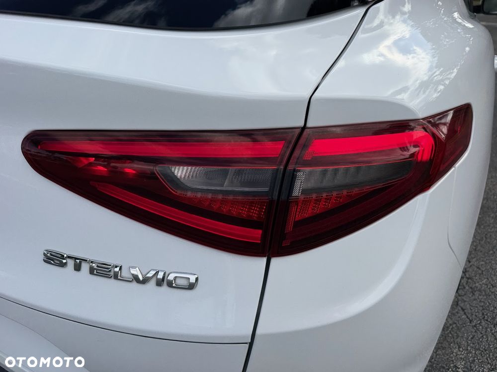 Alfa Romeo Stelvio 2.0 Turbo 16V AT8-Q4 Lusso Ti - 13