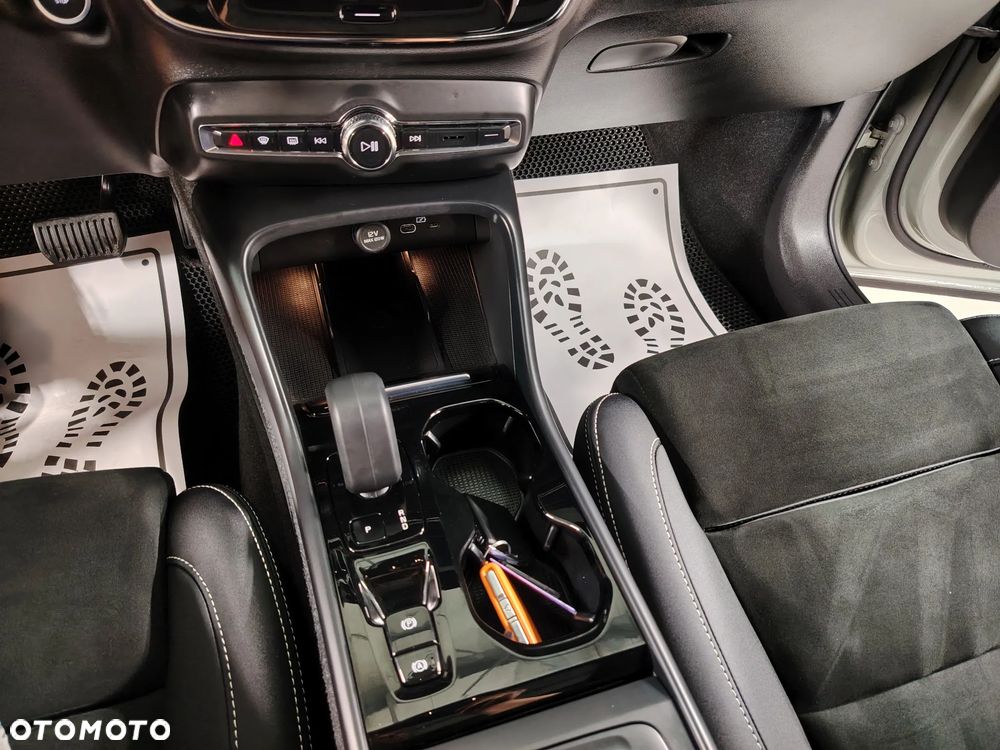 Volvo XC 40 B4 Plus Dark - 32