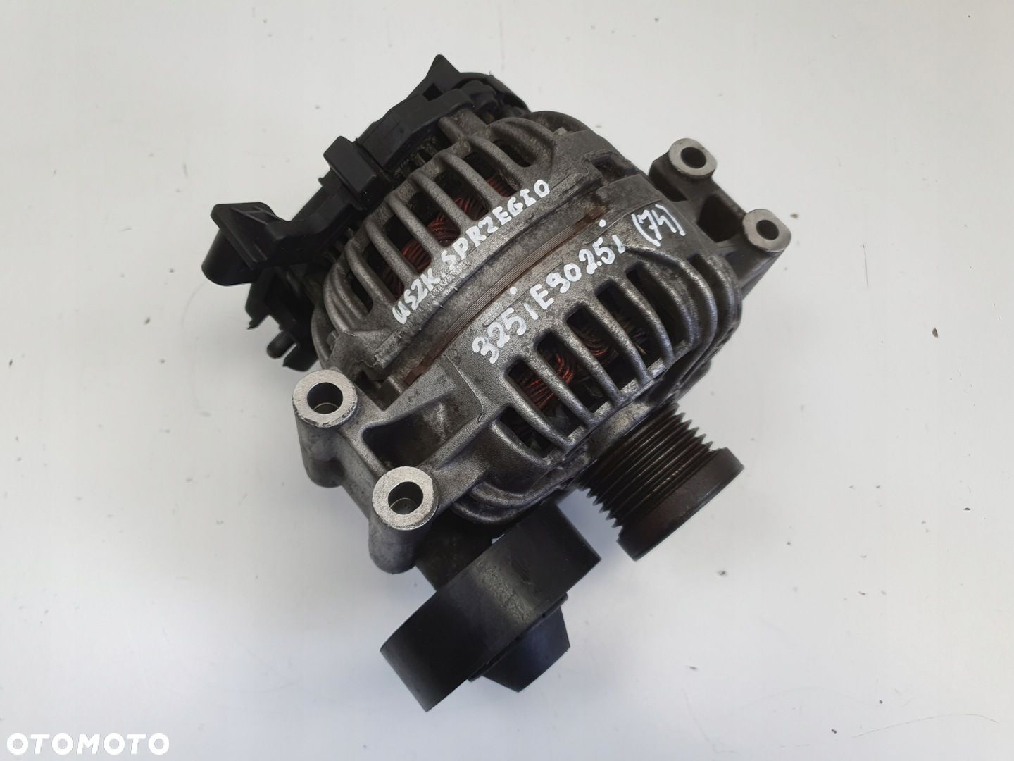 BMW E90 2.5 i ALTERNATOR 0124525083 155A bosch - 1