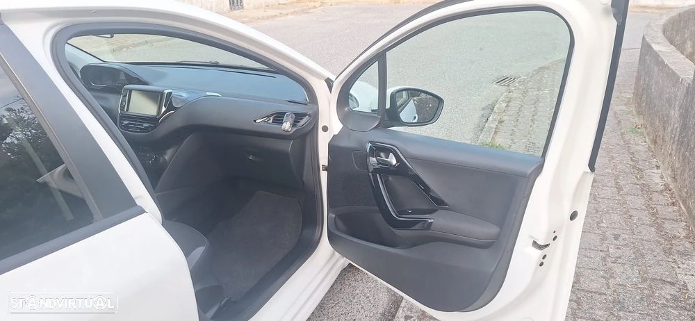Peugeot 208 - 12