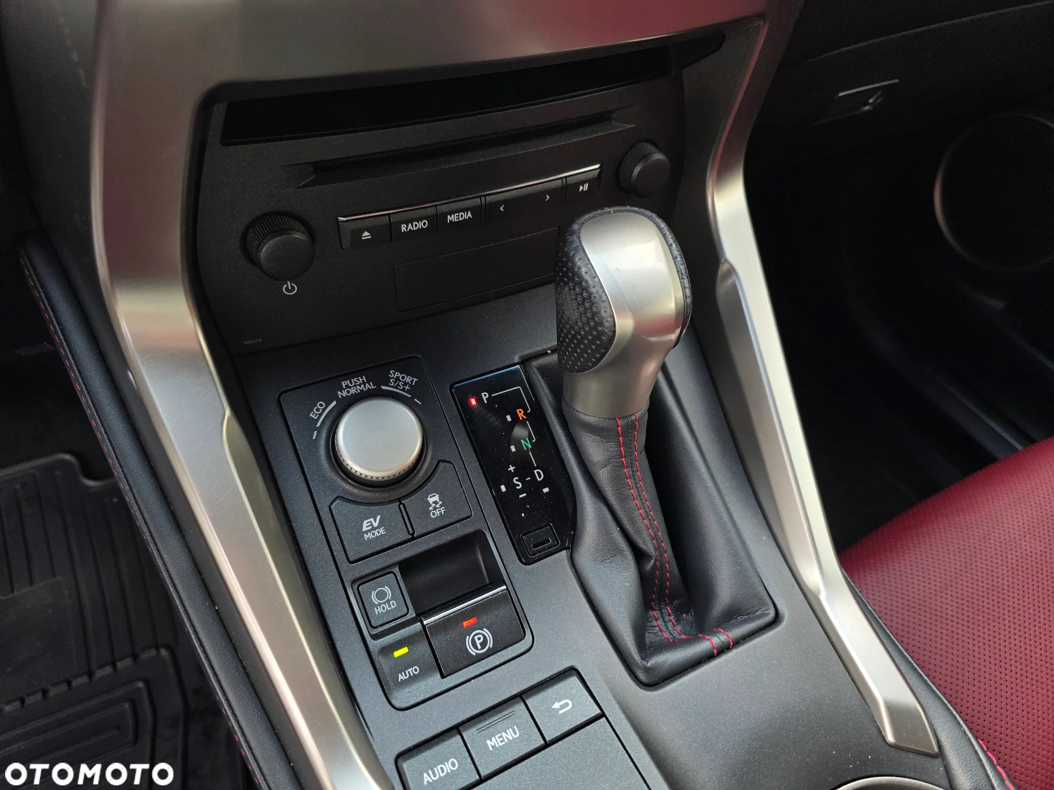 Lexus NX 300h E-FOUR F SPORT - 24