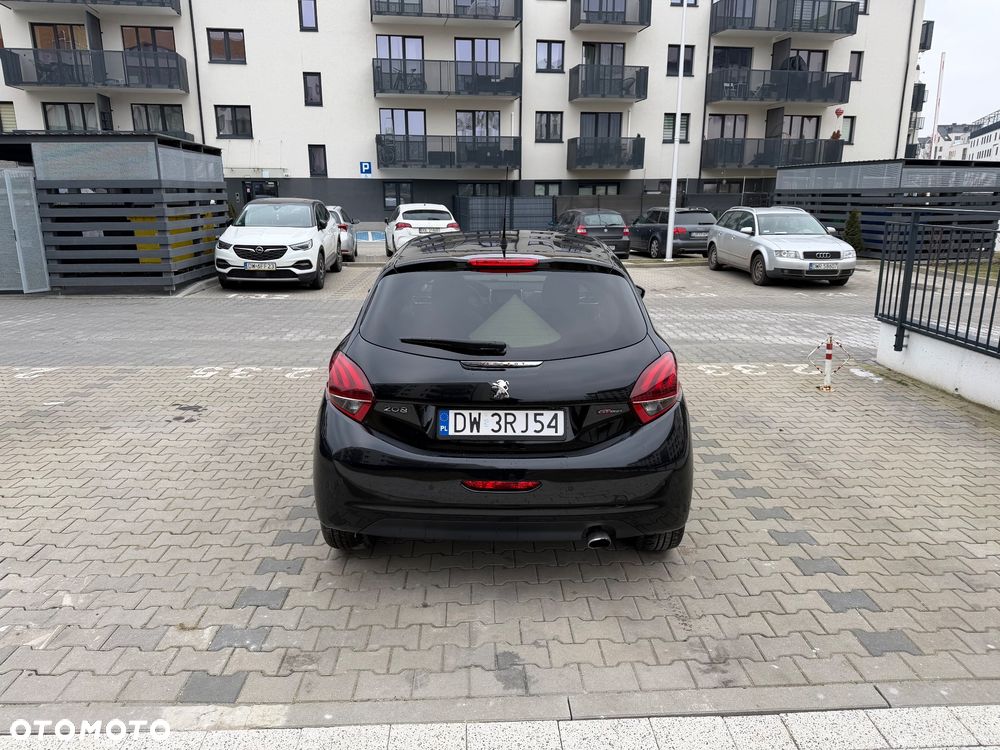 Peugeot 208 - 8