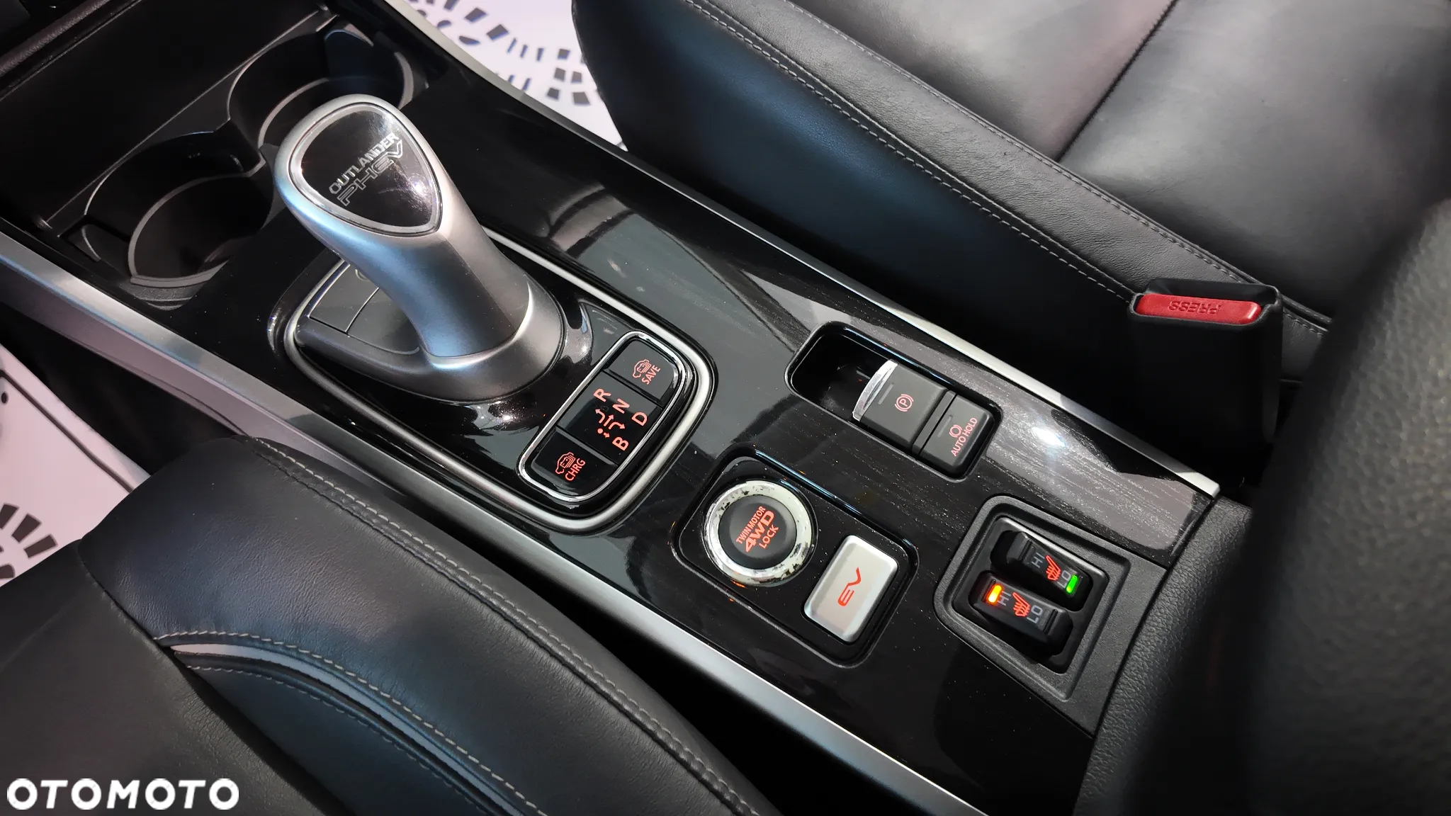 Mitsubishi Outlander 2.0 4WD Plug-In Hybrid - 28