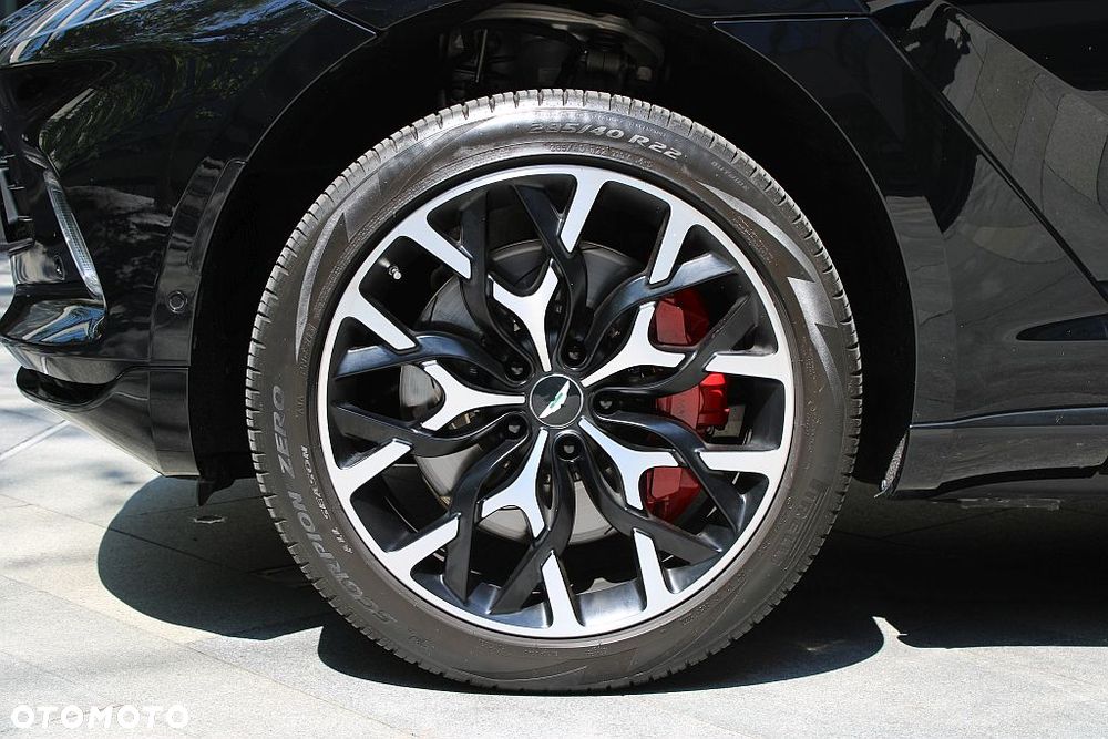 Aston Martin DBX - 11