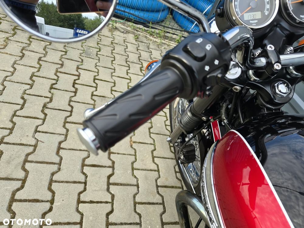 Triumph Bonneville - 24