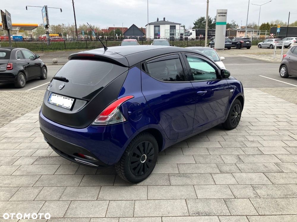 Lancia Ypsilon 1.2 8V Momo S&S - 10