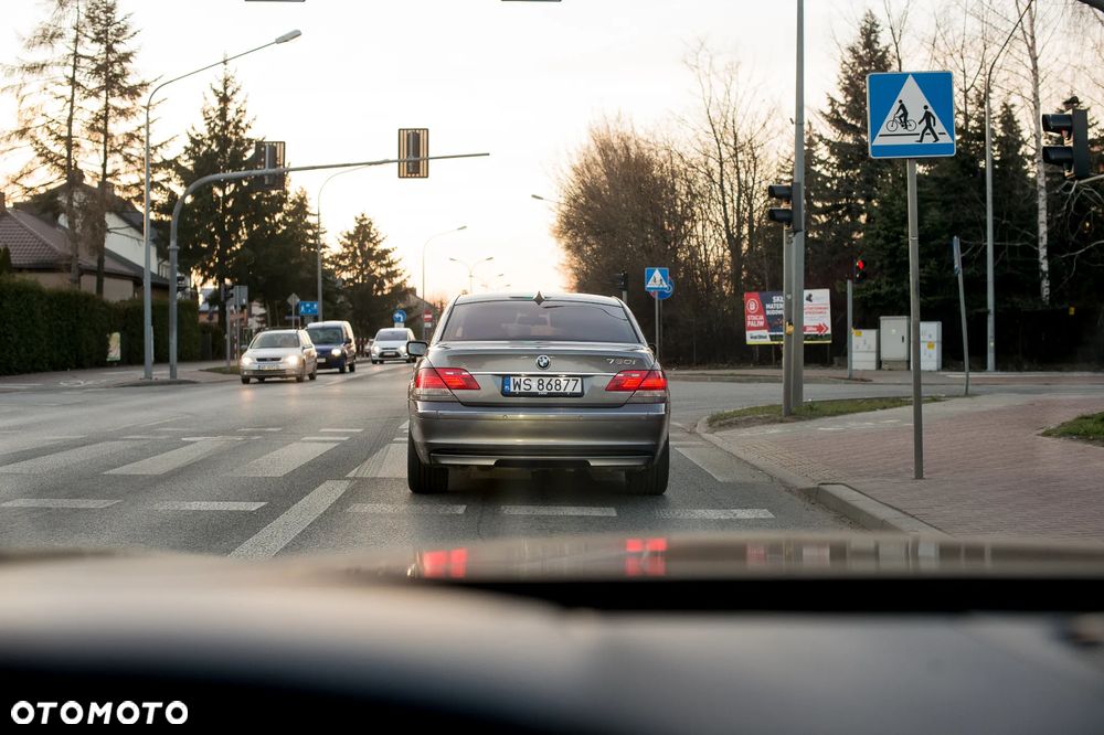 BMW Seria 7 750i - 12