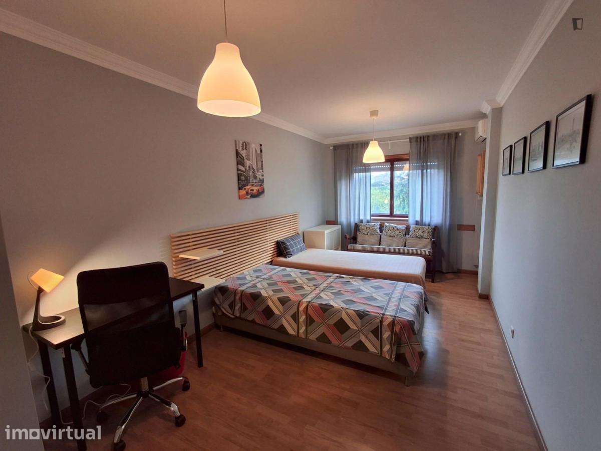 Apartamento com 2 quartos - localizado em Santa Marinha Porto - Grande imagem: 2/16