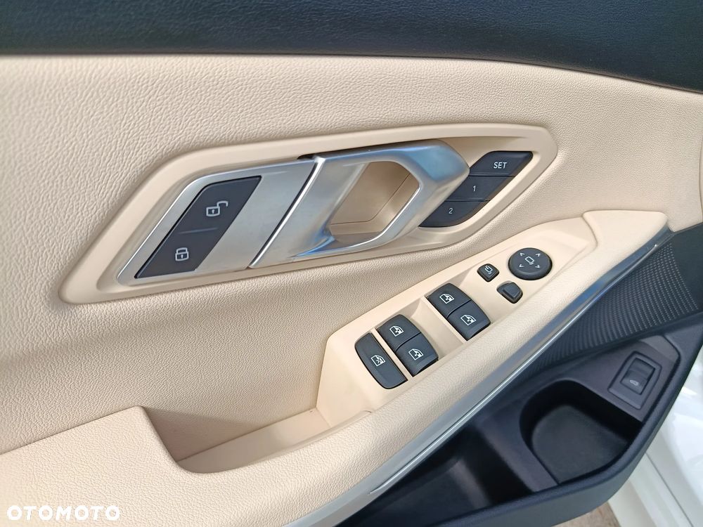 BMW Seria 3 330i Sport Line - 12