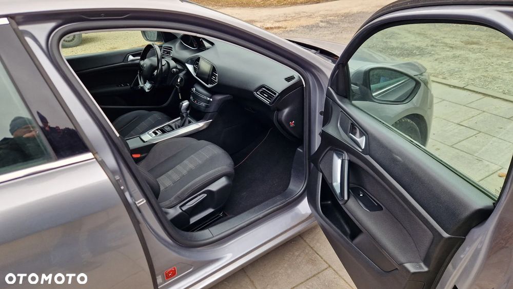 Peugeot 308 1.2 PureTech Allure S&S - 17