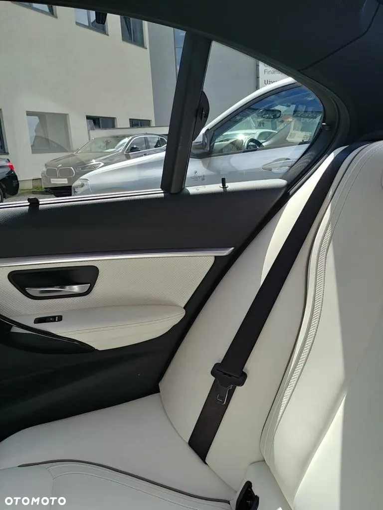 BMW Seria 3 330i xDrive M Sport - 9