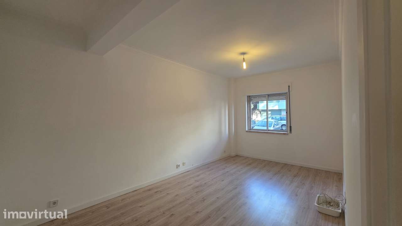 T2 Remodelado Massamá Central com lindo quintal e grande Arrecadaçao - Grande imagem: 2/18