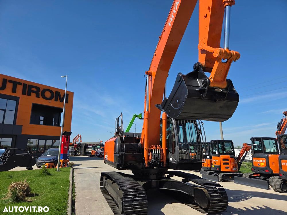 Hitachi ZX250LCN-6, 2020, 9.449h, 27,3t, cupa 1,55mc, Ingust latime 2,99m, camera spate, camere laterale, inst picon, consum mediu 9,8l/h, ridica 13t, motor Isuzu 173CP, 3 pompe hidr HITACHI, 3 camere, produs in JAPONIA, leasing 4 ani-PROMOTIE 68.900 EUR+tva - 16