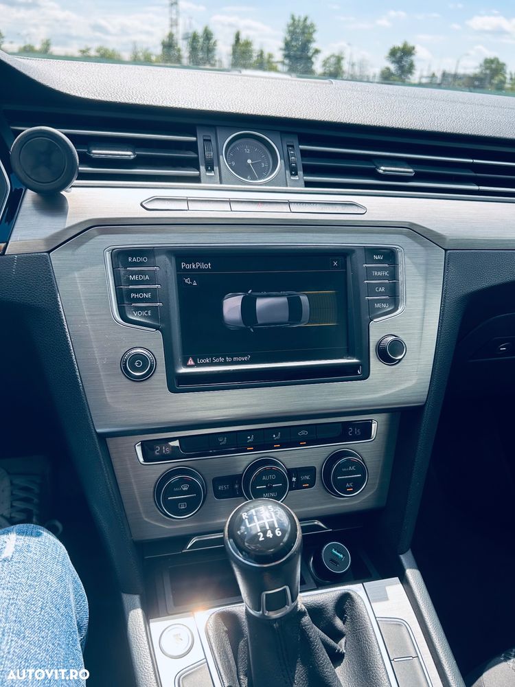 Volkswagen Passat 2.0 TDI Comfortline - 11