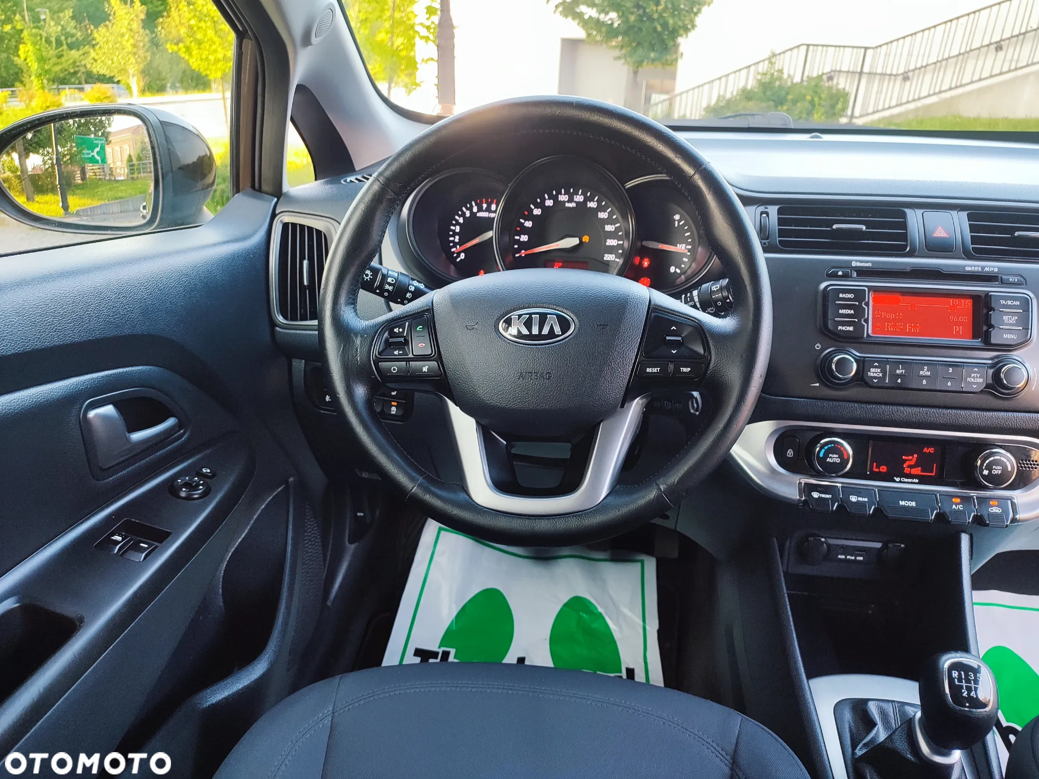 Kia Rio 1.4 Dream Team Edition - 32