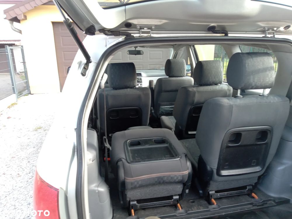 Toyota Avensis Verso - 9