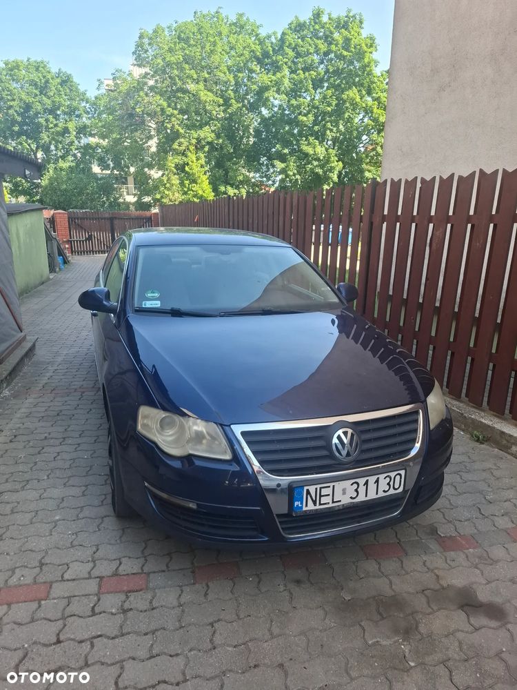 Volkswagen Passat 1.6 FSI Comfortline - 1