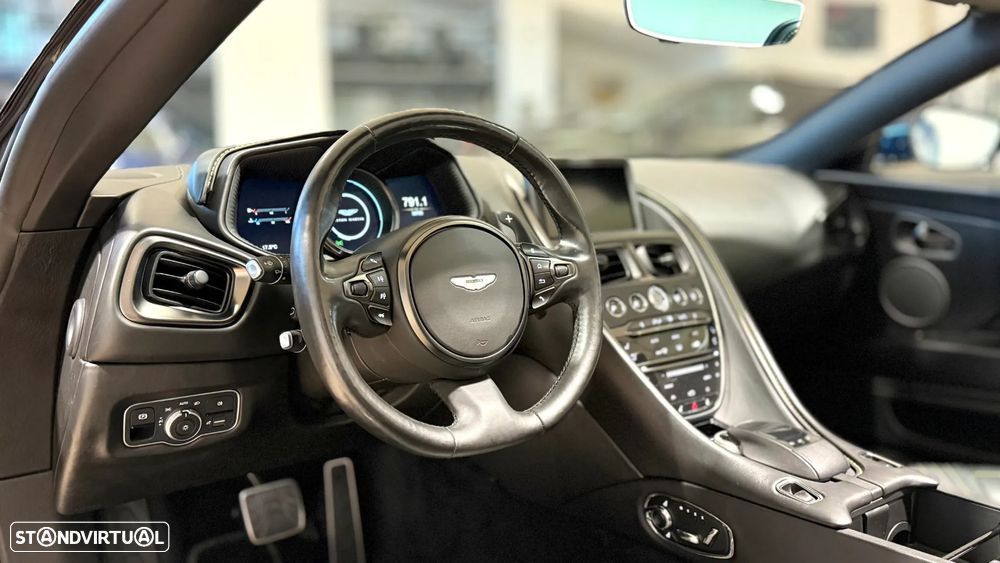 Aston Martin DB11 Volante V8 - 13