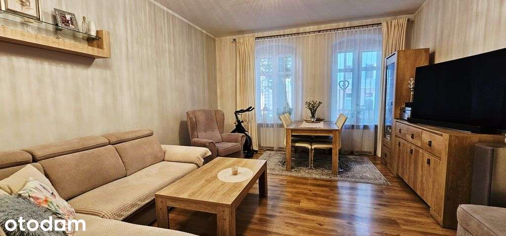 Atrakcyjne mieszkanie ,parter zadbanej kamienicy