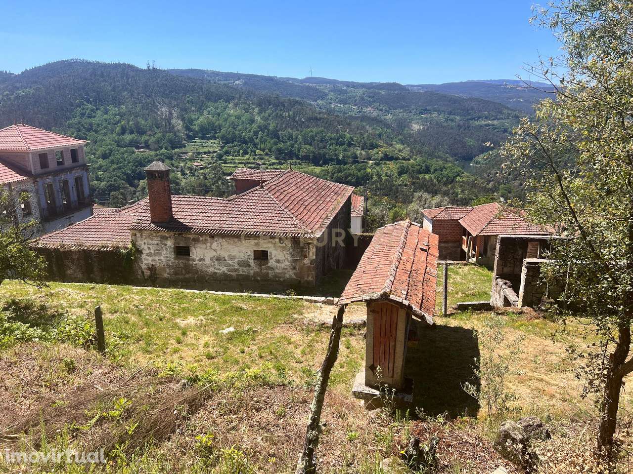 Casa situada em Paredes, São Pedro do Sul, com uma área total de 550 m - Grande imagem: 2/36