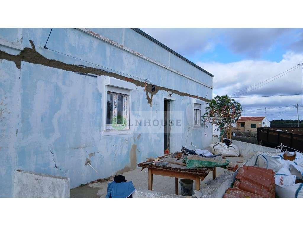 Moradia térrea T2 em remodelação com garagem, pátios e horta, Odele... - Grande imagem: 4/39