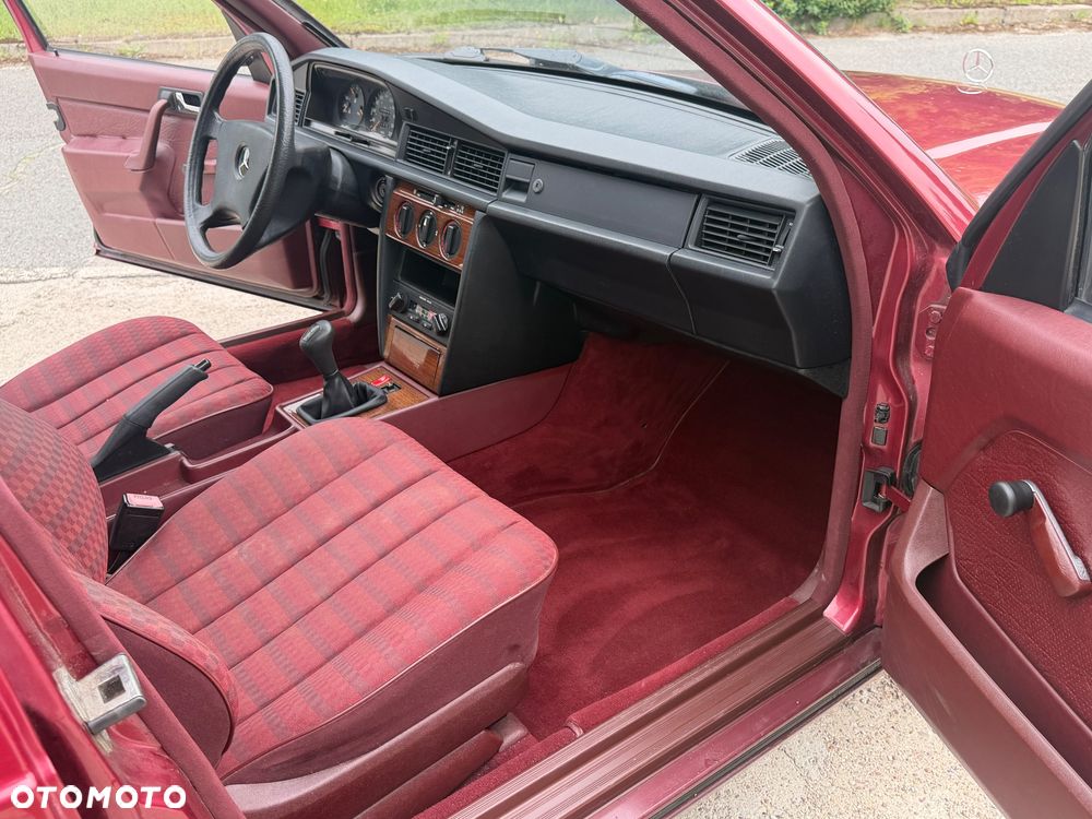 Mercedes-Benz W201 (190) - 12