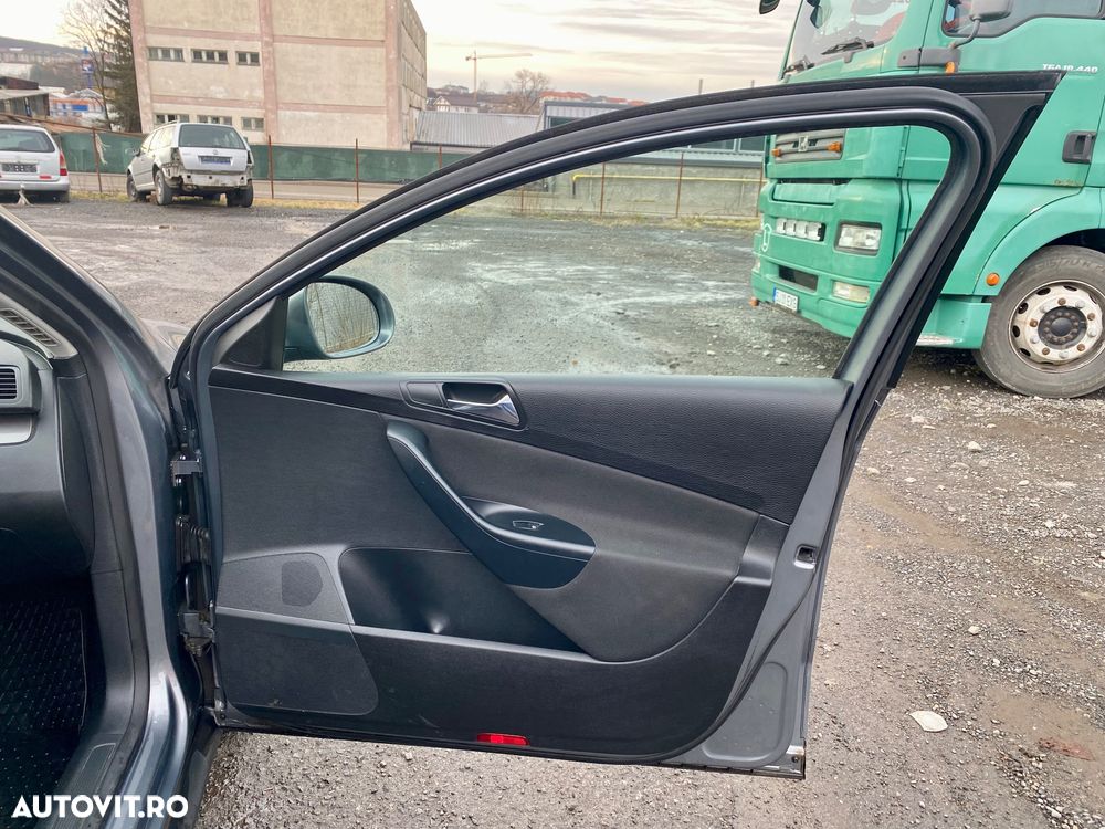 Volkswagen Passat 1.9 TDI DPF BlueMotion - 28