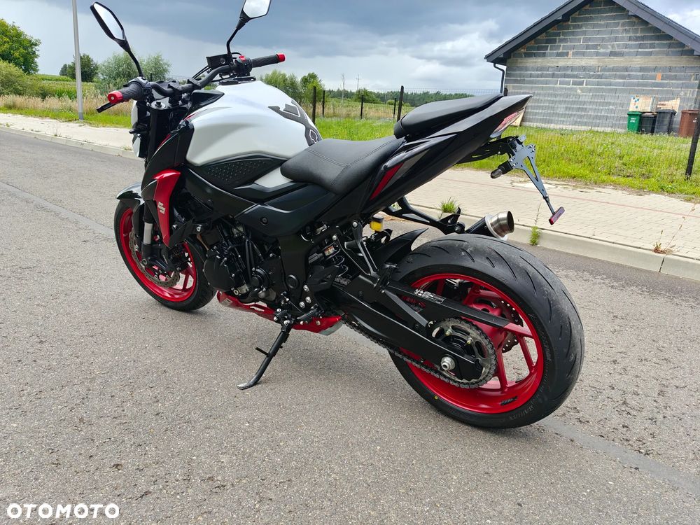 Suzuki GSX - 8