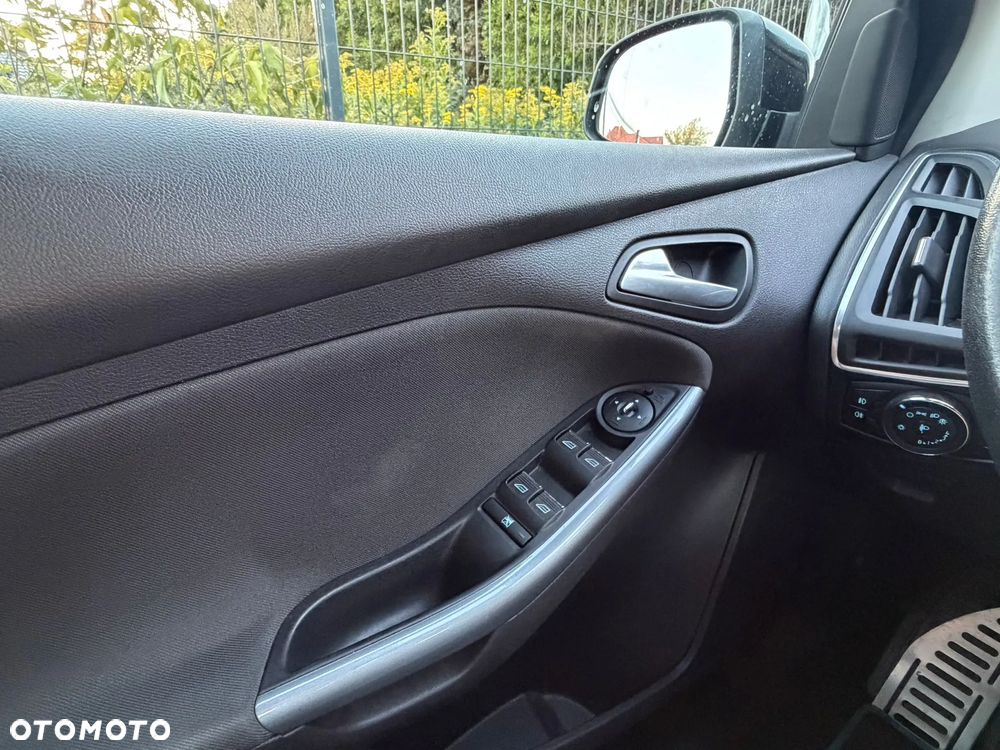 Ford Focus 1.6 EcoBoost Titanium - 24