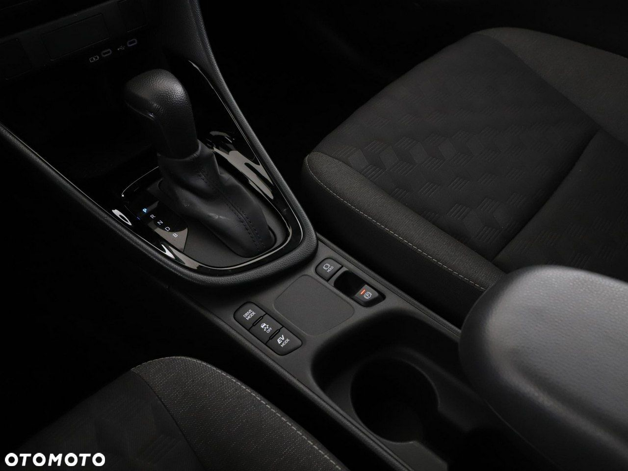 Toyota Yaris Hybrid 1.5 Style - 28