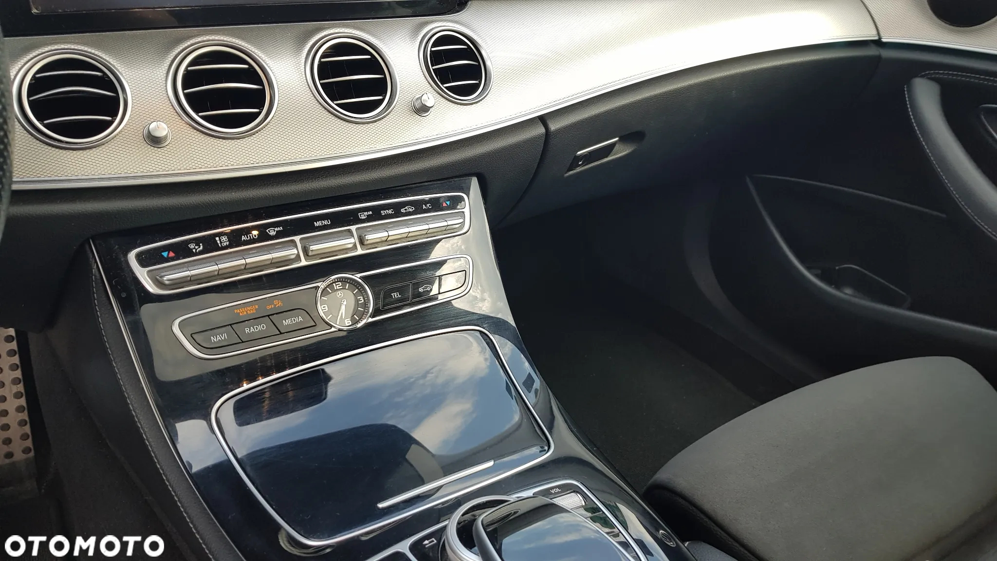 Mercedes-Benz Klasa E 220 d T 9G-TRONIC AMG Line - 9