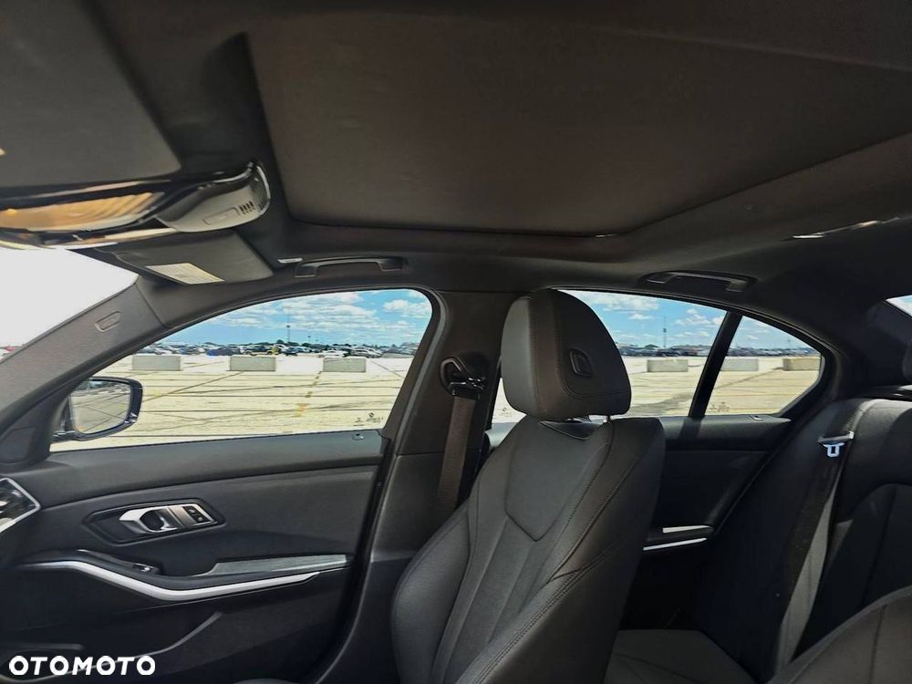 BMW Seria 3 330i xDrive Sport Line - 15