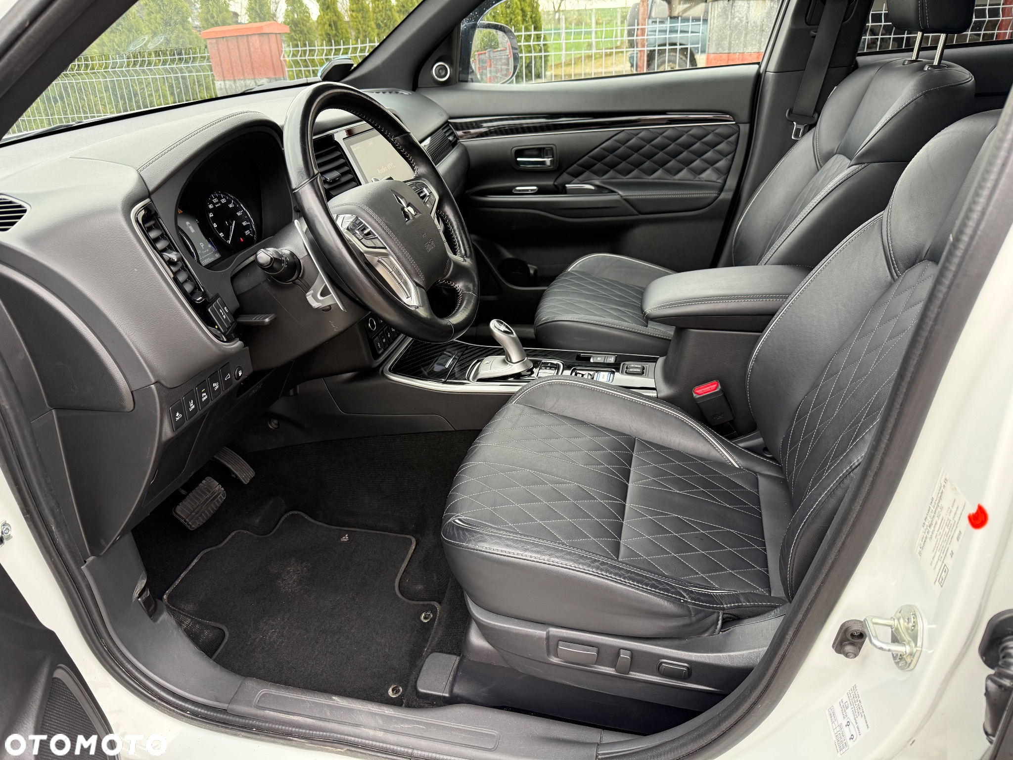 Mitsubishi Outlander 2.4 4WD Plug-In Hybrid Top - 16