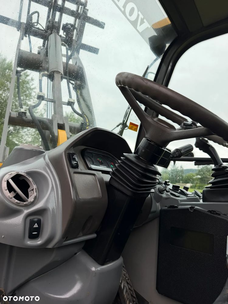 Volvo L25F Ładowarka Kołowa łamana 2015 rok. Jak Nowa! Oryginał łyżka i widły. Mocny silnik 4 cylindry. Zero luzów i wycieków. Aktualne Badania DEKRA BMWT. Wielka Okazja. Maszyna jak nowa z Salonu. 2600 mtg. Pochodzi z Norweskiego urzędu gminy. Dodatkowe linie Hydrauliczne. Szybka wolna Jazda Rewers Hydrostatic. Wersja Norwesk Mocne doświetlenie dodatkowe grzanie. kabina Ogrzewana wentylowana! Zmiana Osprzętu Hydrauliczna! pełne sterowanie z dżojstika! Opony jak Nowe. Podzespoły pomy suche, czytelne tabliczki! OKAZJA - 30