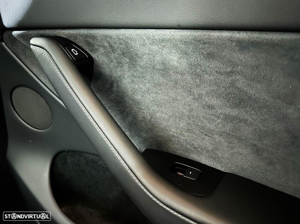 Tesla Model Y Long Range Dual Motor AWD - 29