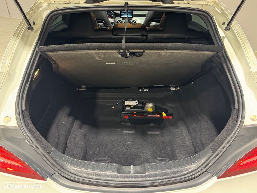 Mercedes-Benz CLA 180 d Shooting Brake AMG Line - 21