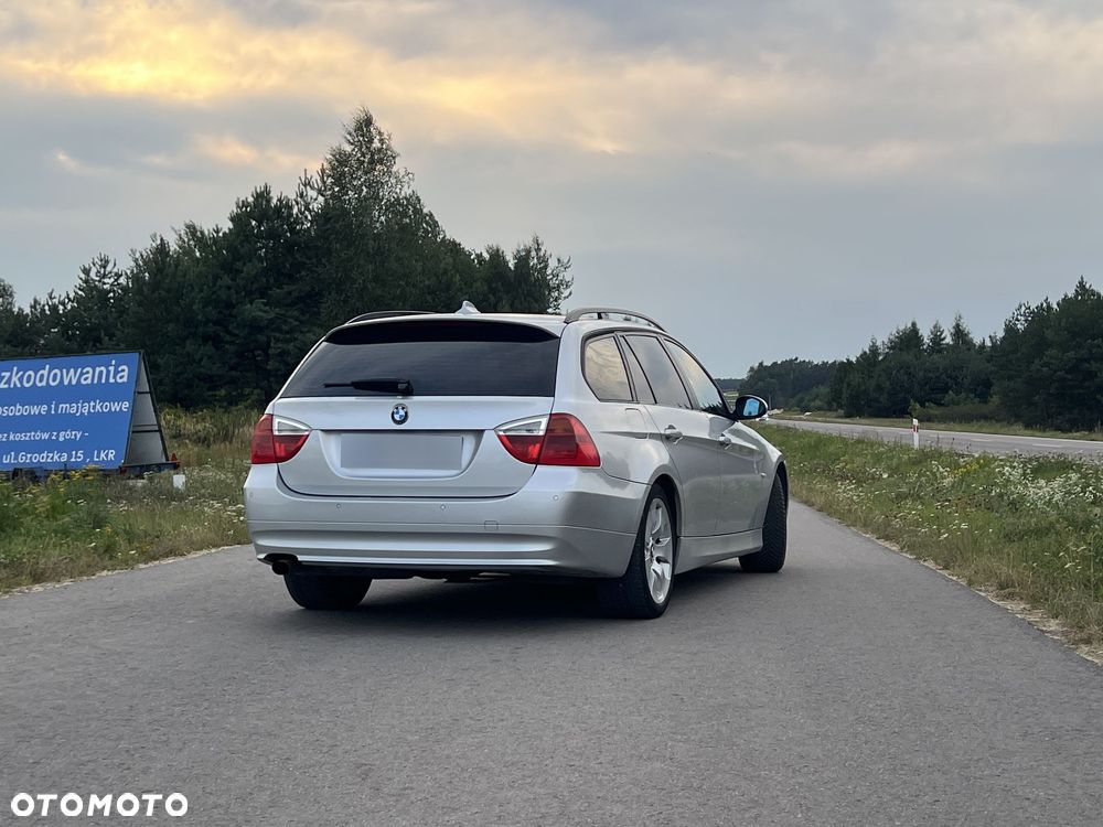 BMW Seria 3 318i - 4