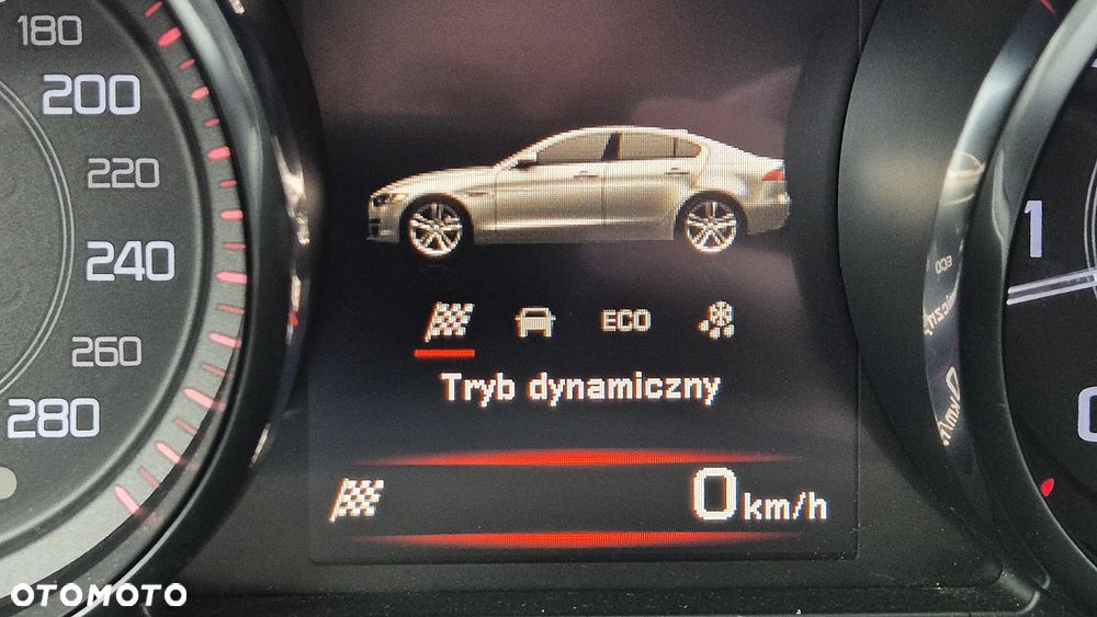 Jaguar XE 2.0 D Portfolio - 14