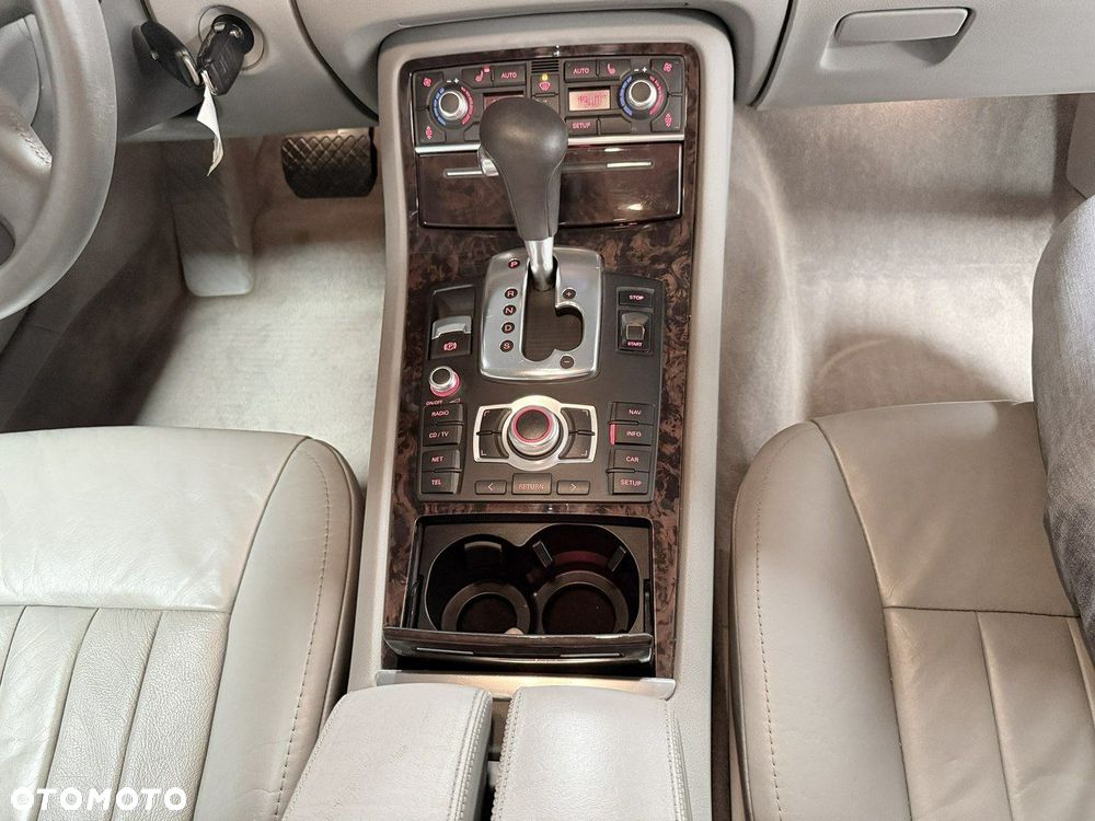 Audi A8 4.2 Quattro - 27