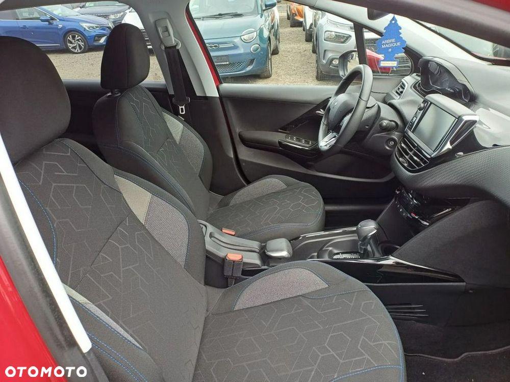 Peugeot 2008 1.2 Pure Tech GPF Signature S&S EAT6 - 11