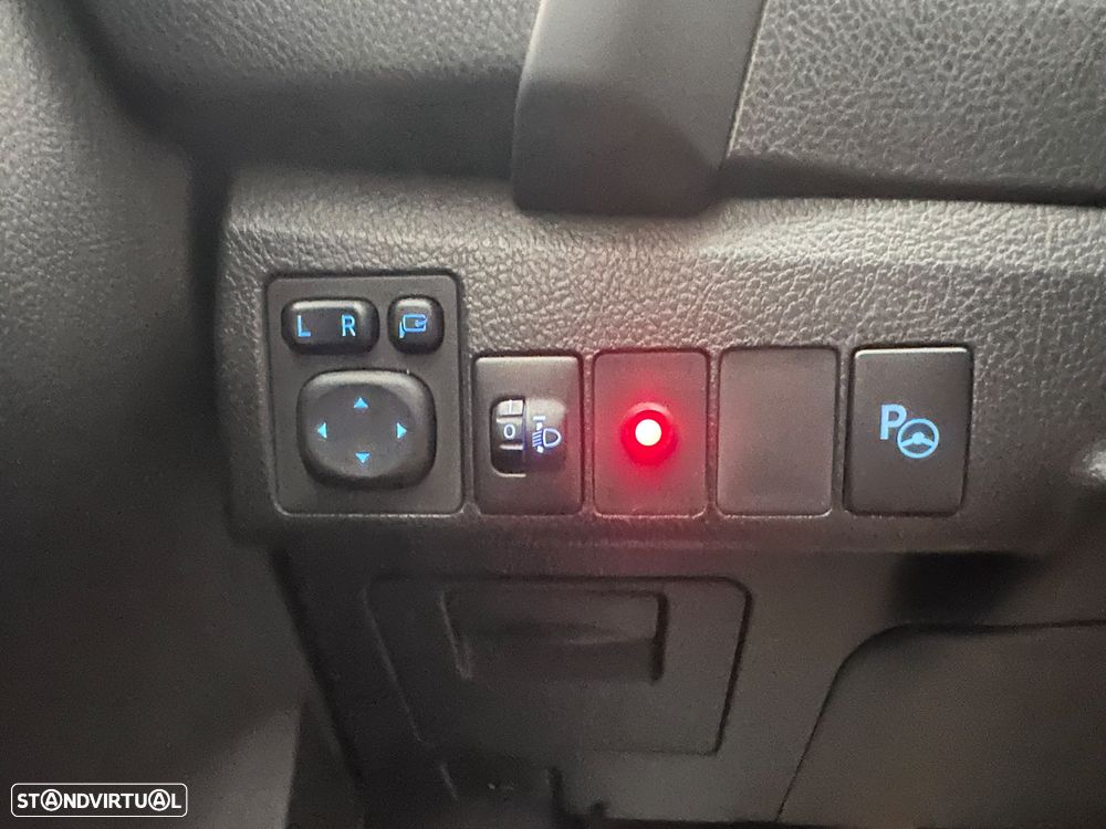 Toyota Auris 1.8 HSD Comfort +P.Sport+Navi - 28