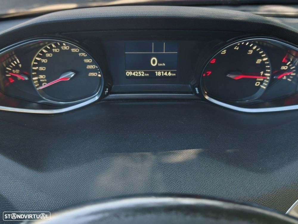 Peugeot 308 1.2 PureTech Allure J17 — fotografia 31