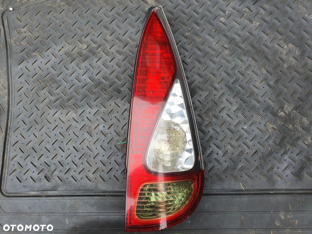 TOYOTA YARIS VERSO LIFT LAMPA PRAWA TYŁ TYLNIA EUROPA + WTYCZKA INSTALACJA - 1