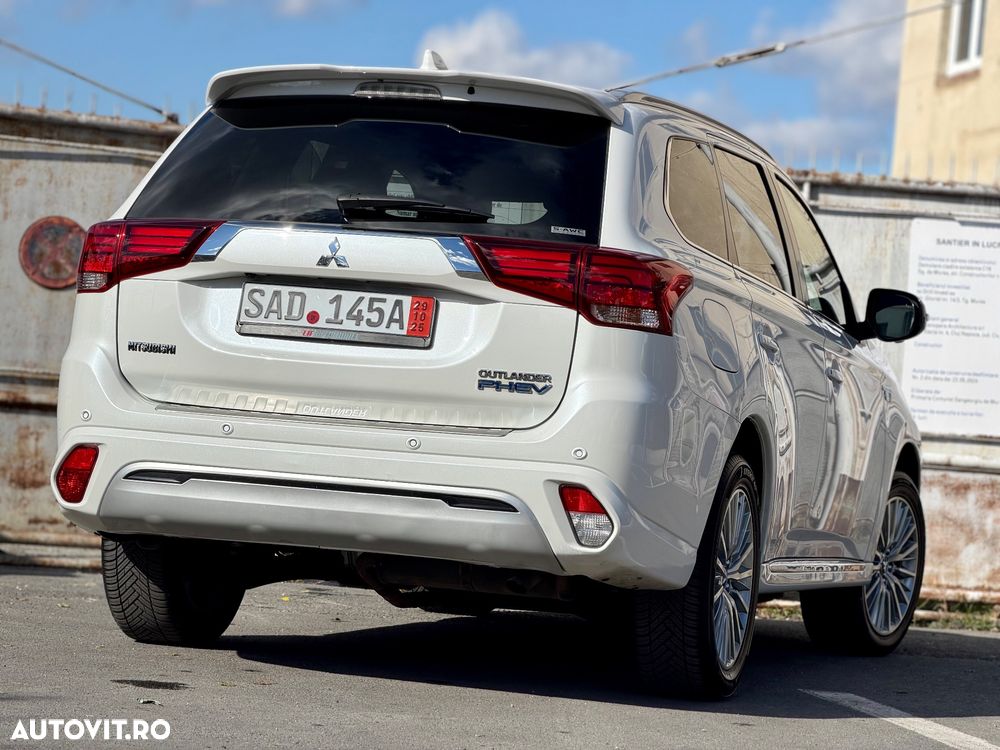 Mitsubishi Outlander ver-2-4-4wd-plug--in-hybrid-top - 35