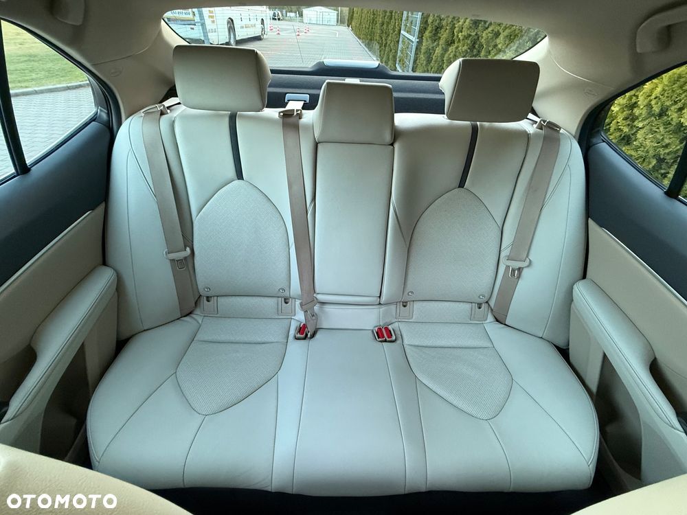 Toyota Camry 2.5 Hybrid Executive CVT - 33