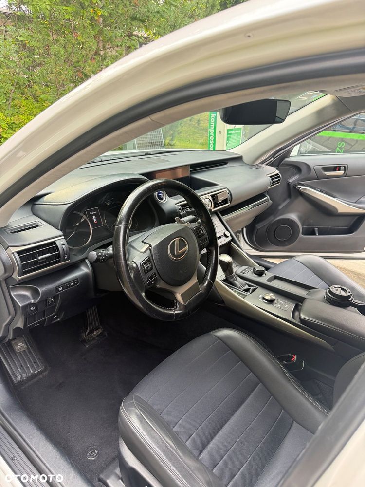 Lexus IS 300h Business Edition - 35